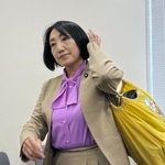 　党首選後の記者会見で発言機会を得られず、途中退室する社民党の大椿裕子元参院議員＝６日