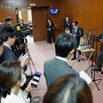 　閣議後に記者会見する石原環境相（右端）＝１４日午前、国会