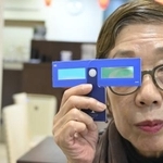 美術展で貸し出している補助レンズを手にするＮＰＯ法人「Ｔｒｕｅ　Ｃｏｌｏｒｓ」の高橋紀子代表＝２５年１２月、大阪市