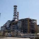 　鉄鋼製シェルターで覆われる前のチョルノービリ原発４号機＝２０１３年４月（タス＝共同）