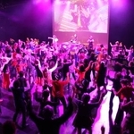 「ダンシングナイトｉｎ芸術館」でのディスコイベント＝２０２５年１１月、長野市