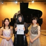 　「失われた音楽」のピアノコンサートに出演した石原なつみさん（左）と、「名古屋作曲の会」会長の清水幹太さん（中央）ら＝２０２６年２月、名古屋市