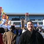 ２０２５年１１月、九州場所８日目に白星を挙げ、会場前で笑顔の炎鵬＝福岡国際センター