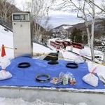 死亡事故が起きたスノーエスカレーター。現場付近にはジュースや花束が供えられていた＝昨年１２月、北海道小樽市