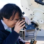 　望遠鏡をのぞく村上恭彦台長＝北海道名寄市の市立天文台きたすばる
