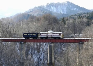 　北海道芦別市に残る石炭の運搬に使われた橋梁と貨物車両