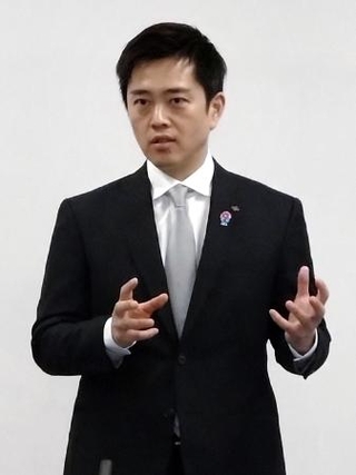 　取材に応じる日本維新の会の吉村代表＝４月、大阪府庁