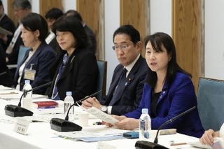 女性活躍推進の政府プロジェクトチーム会合で発言する矢田稚子首相補佐官（右端）＝２０２４年９月、首相官邸
