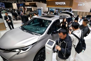 　北京国際モーターショーでトヨタ自動車のブースを訪れた人たち＝４月、北京（共同）