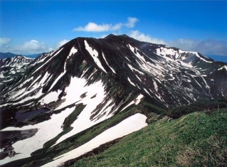 　幌尻岳（北海道平取町提供）