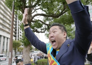 ２０２４年１０月、兵庫県知事選が告示され、支持を訴える立花孝志氏＝神戸市中央区