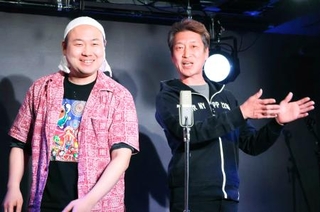 　お笑いバーの舞台でフリー芸人「山田くん」（左）と漫才をする龍見さん＝札幌市