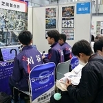 　トヨタと取引先各社の団体が企画した、高校生向けに仕事内容を紹介する説明会＝３月、愛知県刈谷市