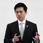 　取材に応じる日本維新の会の吉村代表＝４月、大阪府庁