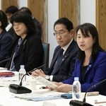 女性活躍推進の政府プロジェクトチーム会合で発言する矢田稚子首相補佐官（右端）＝２０２４年９月、首相官邸