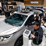 　北京国際モーターショーでトヨタ自動車のブースを訪れた人たち＝４月、北京（共同）