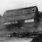 　信者約千人が治安維持法違反容疑などで摘発された事件に伴い、破壊された神道系宗教団体「大本」の教団施設＝１９３６年５月、現京都府綾部市（大本提供）