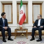 　イランでアラグチ外相（右）と会談する韓国の鄭ビョン河氏＝４月２２日（イラン外務省提供・聯合＝共同）