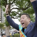 ２０２４年１０月、兵庫県知事選が告示され、支持を訴える立花孝志氏＝神戸市中央区