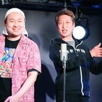 　お笑いバーの舞台でフリー芸人「山田くん」（左）と漫才をする龍見さん＝札幌市