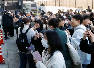 　宮城県仙台一高の合格発表で、掲示板前に集まった受験生や保護者ら＝３月、仙台市