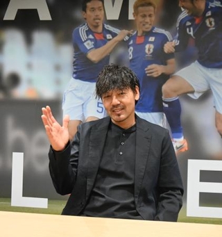 インタビューに応じる松井大輔理事長＝５月、東京都内