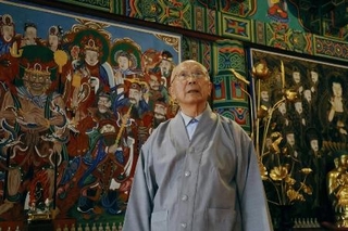 高麗寺の住職崔炳潤さん＝２０２５年１１月、京都府南山城村