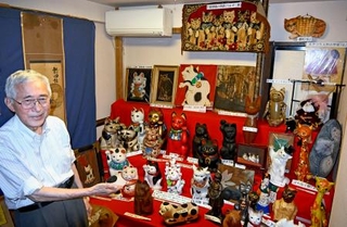 　「日本人形博物館・日本招き猫館」でコレクションを紹介する植山利彦さん＝２０２６年５月、静岡市
