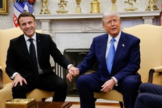 　トランプ米大統領（右）とフランスのマクロン大統領＝２０２５年２月、ワシントン（ＡＰ＝共同）