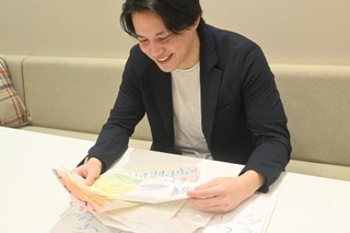 子どもが書いた手紙を読む原告代表の中村和貴さん＝２月、横浜市青葉区