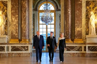 　フランスのマクロン大統領夫妻の案内でパリ郊外のベルサイユ宮殿を見学するトランプ米大統領（左）＝１７日（ゲッティ＝共同）