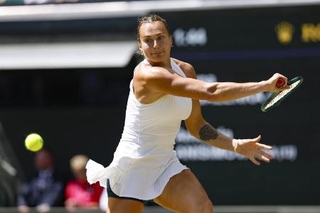 ウィンブルドン女子シングルス準決勝でプレーするアリーナ・サバレンカ＝２０２５年７月（共同）