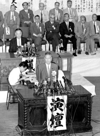第８回自民党臨時大会で新総裁に選出され、新任のあいさつをする池田勇人氏＝１９６０年７月１４日、東京・日比谷公会堂