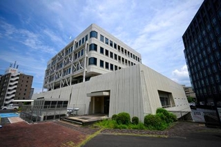 　日野町事件の再審公判に向け、裁判官、検察側、弁護側による協議が開かれた大津地裁＝１９日午後