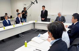 　北陸新幹線敦賀-新大阪延伸ルートを再検討する与党整備委の会合。中央は前原誠司衆院議員＝１９日午後、国会