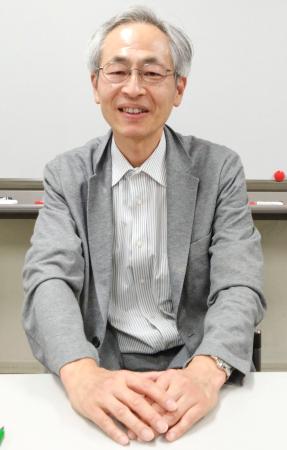 　インタビューに答える山田久法政大教授