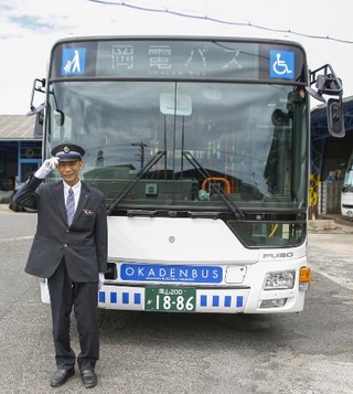 路線バスの前でポーズを取る蒲原恵大さん＝５月、岡山市