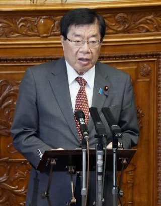 　参院本会議に臨む平口法相＝１９日