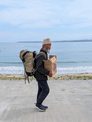 ターバンを頭に巻き、背筋を伸ばして歩く岩村彬氏＝５月、宮城県気仙沼市