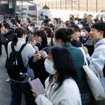 　宮城県仙台一高の合格発表で、掲示板前に集まった受験生や保護者ら＝３月、仙台市