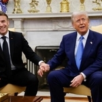 　トランプ米大統領（右）とフランスのマクロン大統領＝２０２５年２月、ワシントン（ＡＰ＝共同）