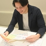 子どもが書いた手紙を読む原告代表の中村和貴さん＝２月、横浜市青葉区