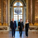 　フランスのマクロン大統領夫妻の案内でパリ郊外のベルサイユ宮殿を見学するトランプ米大統領（左）＝１７日（ゲッティ＝共同）