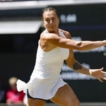ウィンブルドン女子シングルス準決勝でプレーするアリーナ・サバレンカ＝２０２５年７月（共同）
