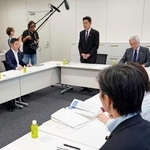 　北陸新幹線敦賀-新大阪延伸ルートを再検討する与党整備委の会合。中央は前原誠司衆院議員＝１９日午後、国会