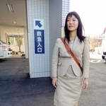 　精神保健当番弁護士として、入院患者との面会のため精神科病院を訪れる高橋智美弁護士＝４月、札幌市