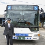 路線バスの前でポーズを取る蒲原恵大さん＝５月、岡山市