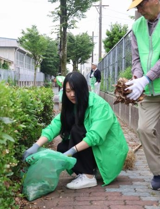 　町内の清掃活動に参加する加藤瑞稀さん＝２０２６年６月、名古屋市