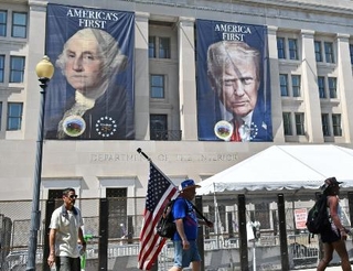 　米内務省の庁舎に掲げられた初代大統領ジョージ・ワシントン（左）とトランプ大統領の肖像＝４日、ワシントン（共同）