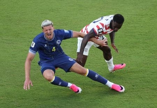 　サッカーＷ杯決勝トーナメント１回戦のボスニア・ヘルツェゴビナ戦で、相手選手を倒す米国のバログン（右）。レッドカードを受け退場処分となった＝１日、サンフランシスコ（ゲッティ＝共同）